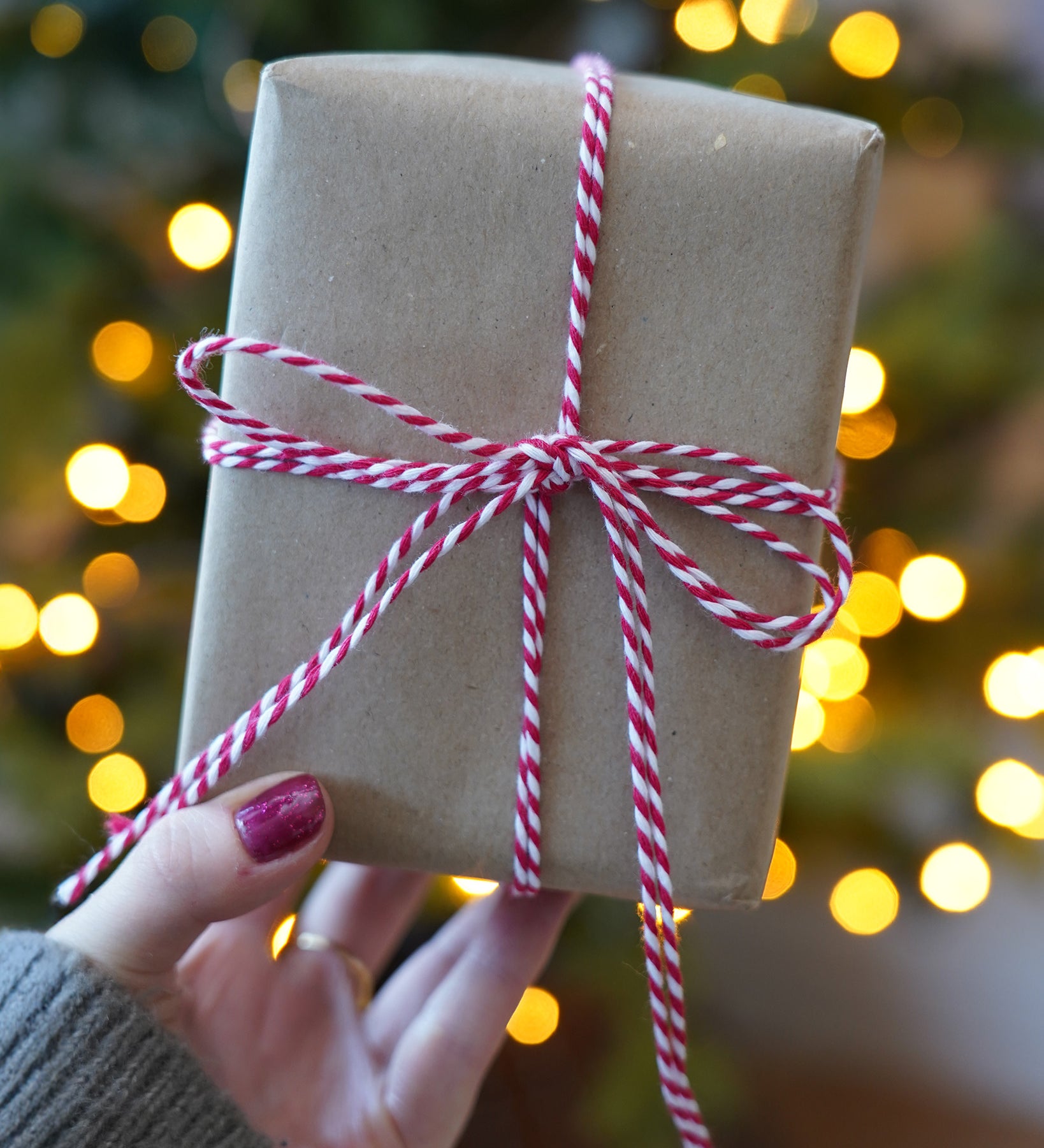 Close-up of tied with Beefeater Red baker’s twine from Everlasto, showing the red and white cotton strands twisted together, used for festive gift tags and wrapping - buy now at Babipur.