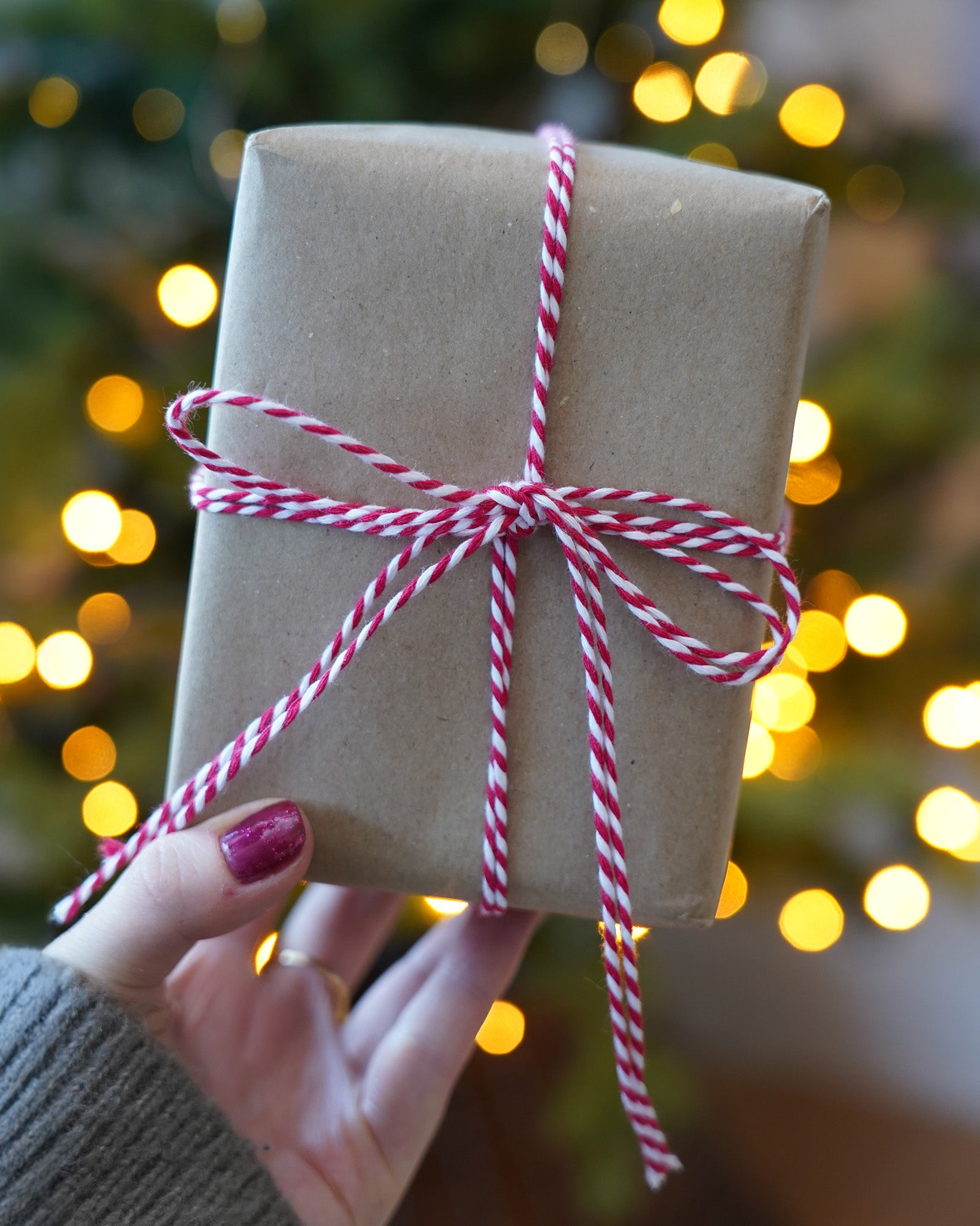Close-up of tied with Beefeater Red baker’s twine from Everlasto, showing the red and white cotton strands twisted together, used for festive gift tags and wrapping - buy now at Babipur.