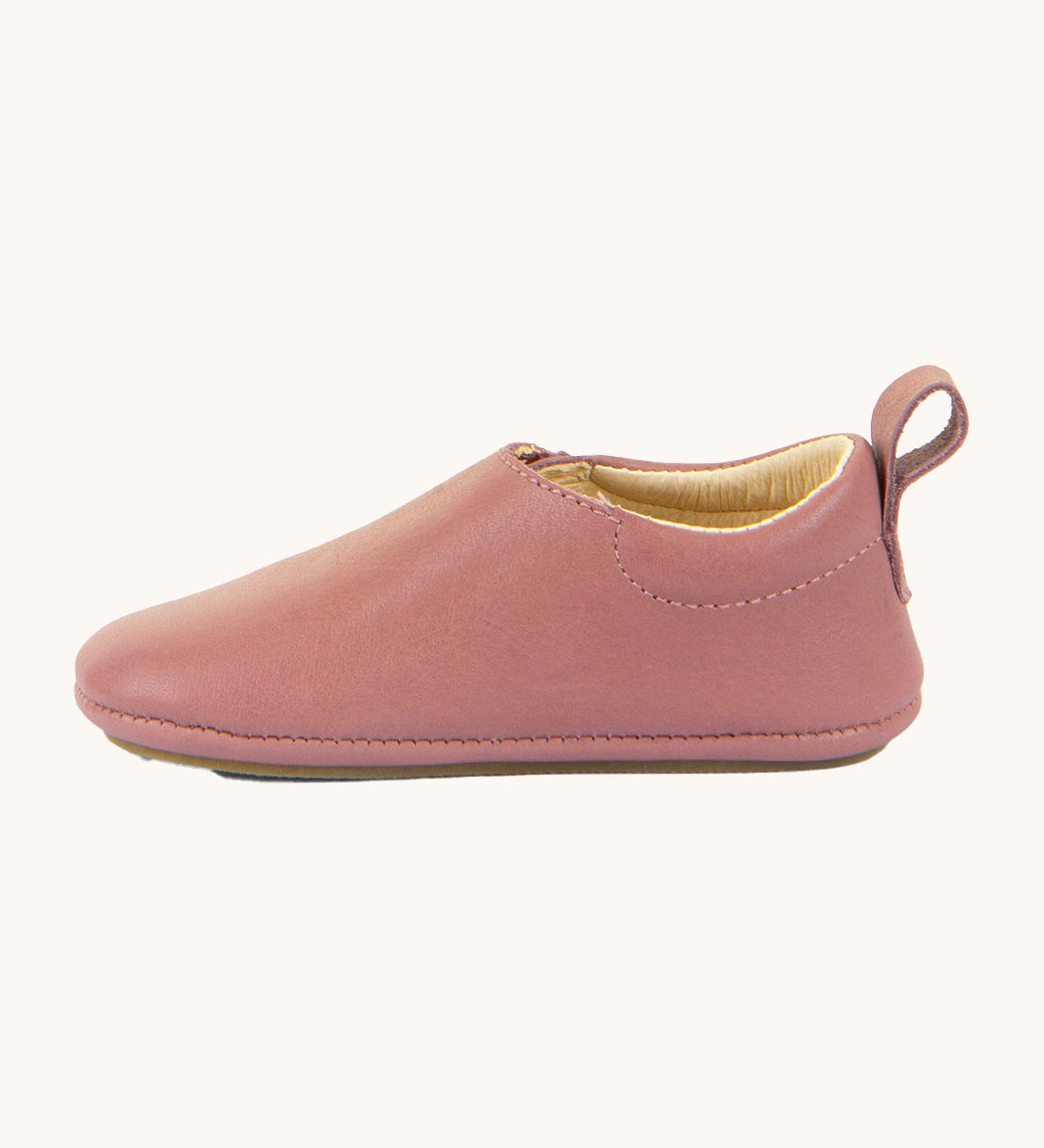 A side image of the Froddo barefoot walker baby shoe in dark pink available at Babipur. Showing the pull tab and padded ankle support detail
