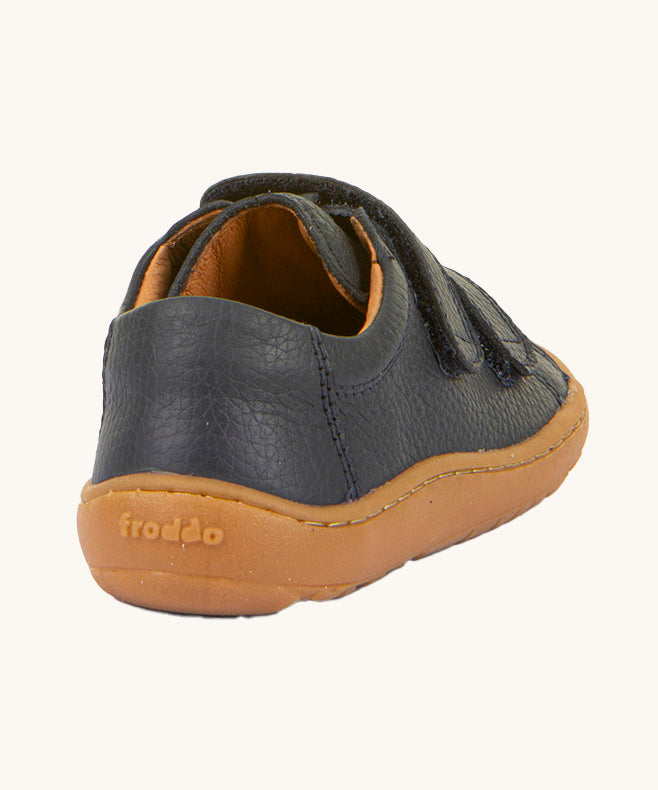 The back of the Froddo barefoot base children's shoe in navy available at Babipur. showing the padded ankle support and the brown grippy sole detail