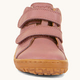 The front of the Froddo barefoot first step kids shoes in dusty pink available at Babipur showing the 2 velcro strap fasteners on the front and the grippy sole detail