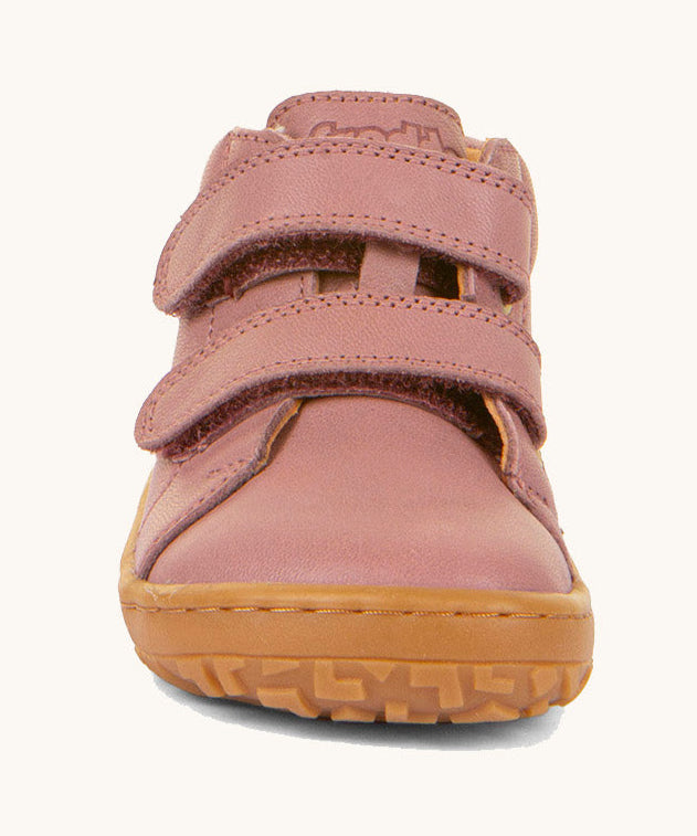 The front of the Froddo barefoot first step kids shoes in dusty pink available at Babipur showing the 2 velcro strap fasteners on the front and the grippy sole detail
