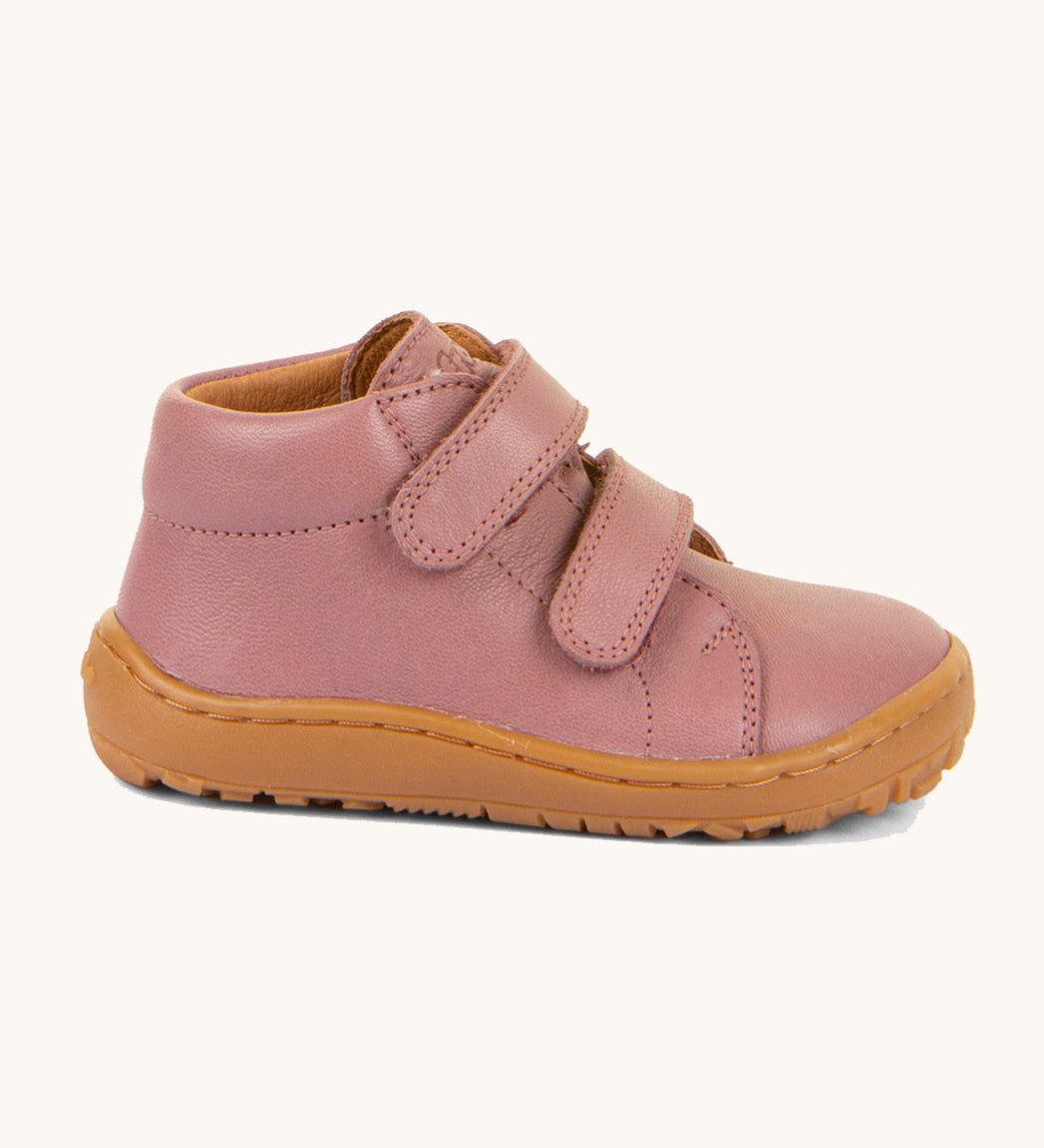 A side image of the Froddo barefoot first step kids shoes in dusty pink available at Babipur showing the 2 velcro strap fasteners and the light brown grippy sole