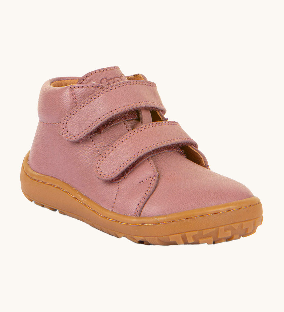 Froddo barefoot first step kids shoes in dusty pink available at Babipur. A soft leather shoe in light pink with a light brown rubber sole. Features two velcro straps for a secure fit 