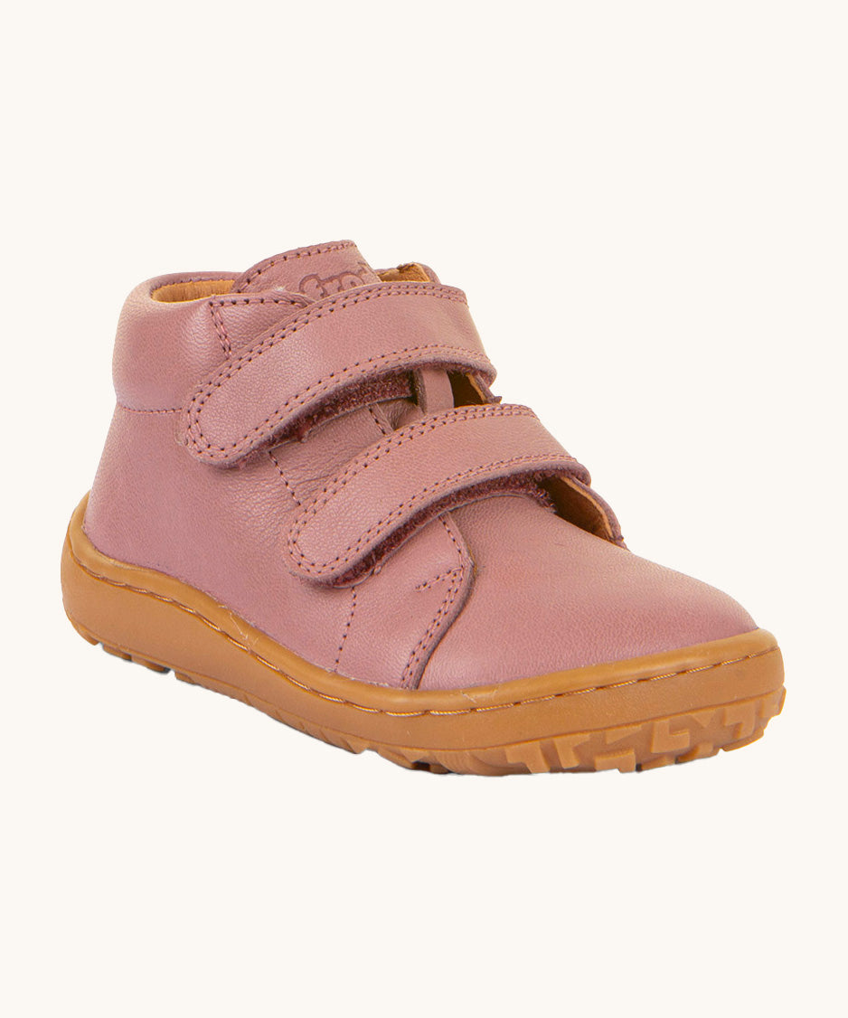 Froddo barefoot first step kids shoes in dusty pink available at Babipur. A soft leather shoe in light pink with a light brown rubber sole. Features two velcro straps for a secure fit 