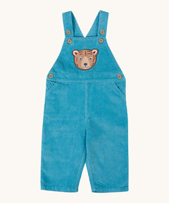 Frugi durgan cord dungarees in boat blue available at Babipur. GOTS organic cotton dungarees with a cute brown bear patch on the top panel. Features button fasteners for a secure fit and size adjustment