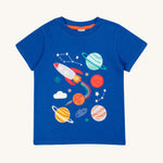 This short-sleeved Little Creature Appliqué Top from Frugi is made from soft organic cotton. In Blue Tang, this top has Rocket characters appliquéd on the front