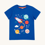 This short-sleeved Little Creature Appliqué Top from Frugi is made from soft organic cotton. In Blue Tang, this top has Rocket characters appliquéd on the front