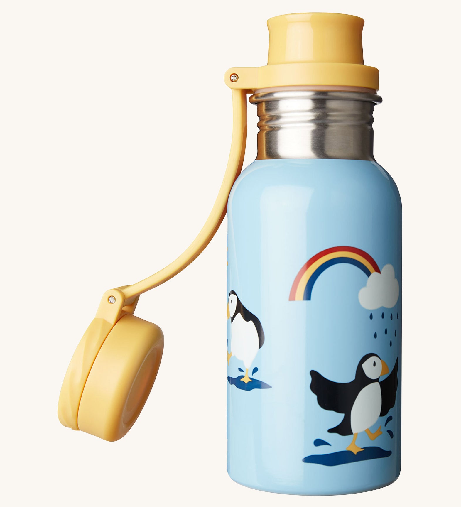 Frugi splish splash bottle in puffin puddles available at Babipur. A stainless steel water bottle with a cute puffin design on a light blue background with white cloud. Showing the yellow cap detail.