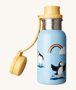 Frugi splish splash bottle in puffin puddles available at Babipur. A stainless steel water bottle with a cute puffin design on a light blue background with white cloud. Showing the yellow cap detail.
