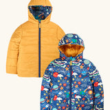 Frugi reversible toasty trail jacket in explore the stars. A repeating outer space design and a yellow colour on the reverse side. Features a full length zip