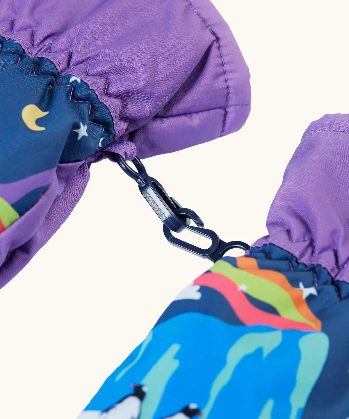 Frugi kids sig/snow scene snow mittens. Showing close up of black clip holding both mittens together