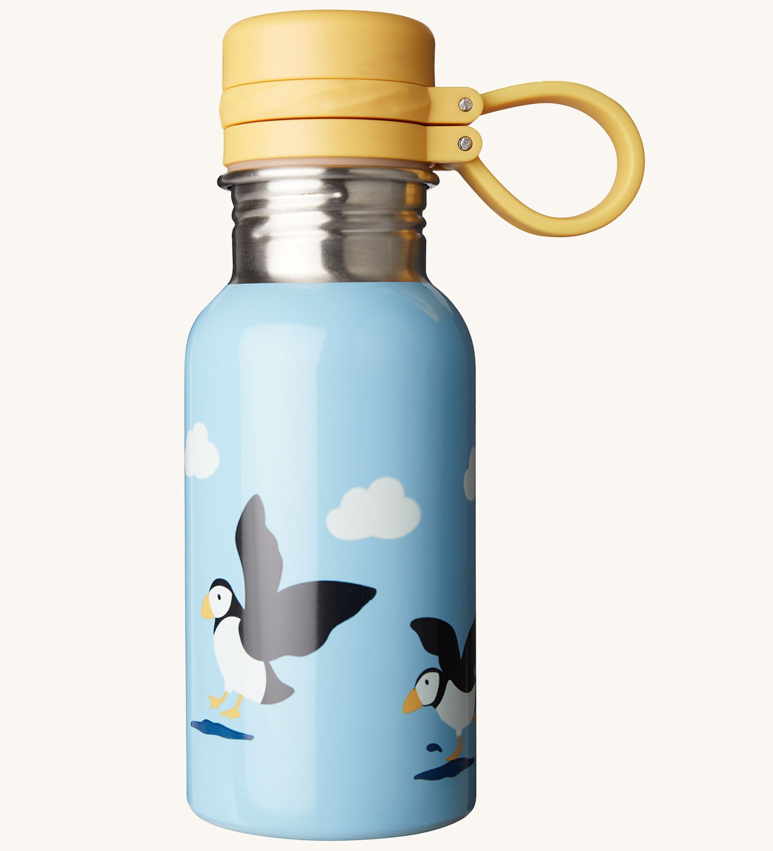 Frugi splish splash bottle in puffin puddles available at Babipur. A stainless steel water bottle with a cute puffin design on a light blue background with white cloud. Features a yellow pop on/off cap 