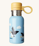 Frugi splish splash bottle in puffin puddles available at Babipur. A stainless steel water bottle with a cute puffin design on a light blue background with white cloud. Features a yellow pop on/off cap 
