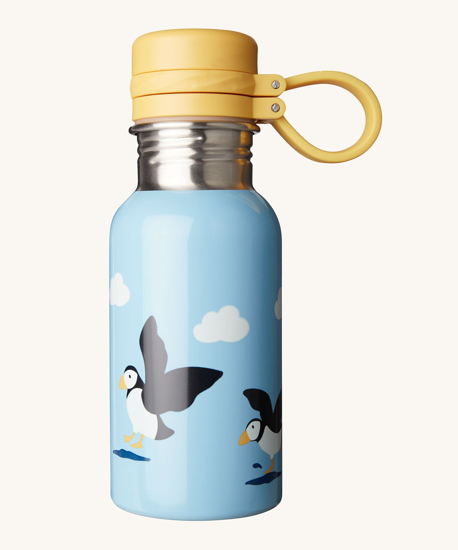 Frugi splish splash bottle in puffin puddles available at Babipur. A stainless steel water bottle with a cute puffin design on a light blue background with white cloud. Features a yellow pop on/off cap 