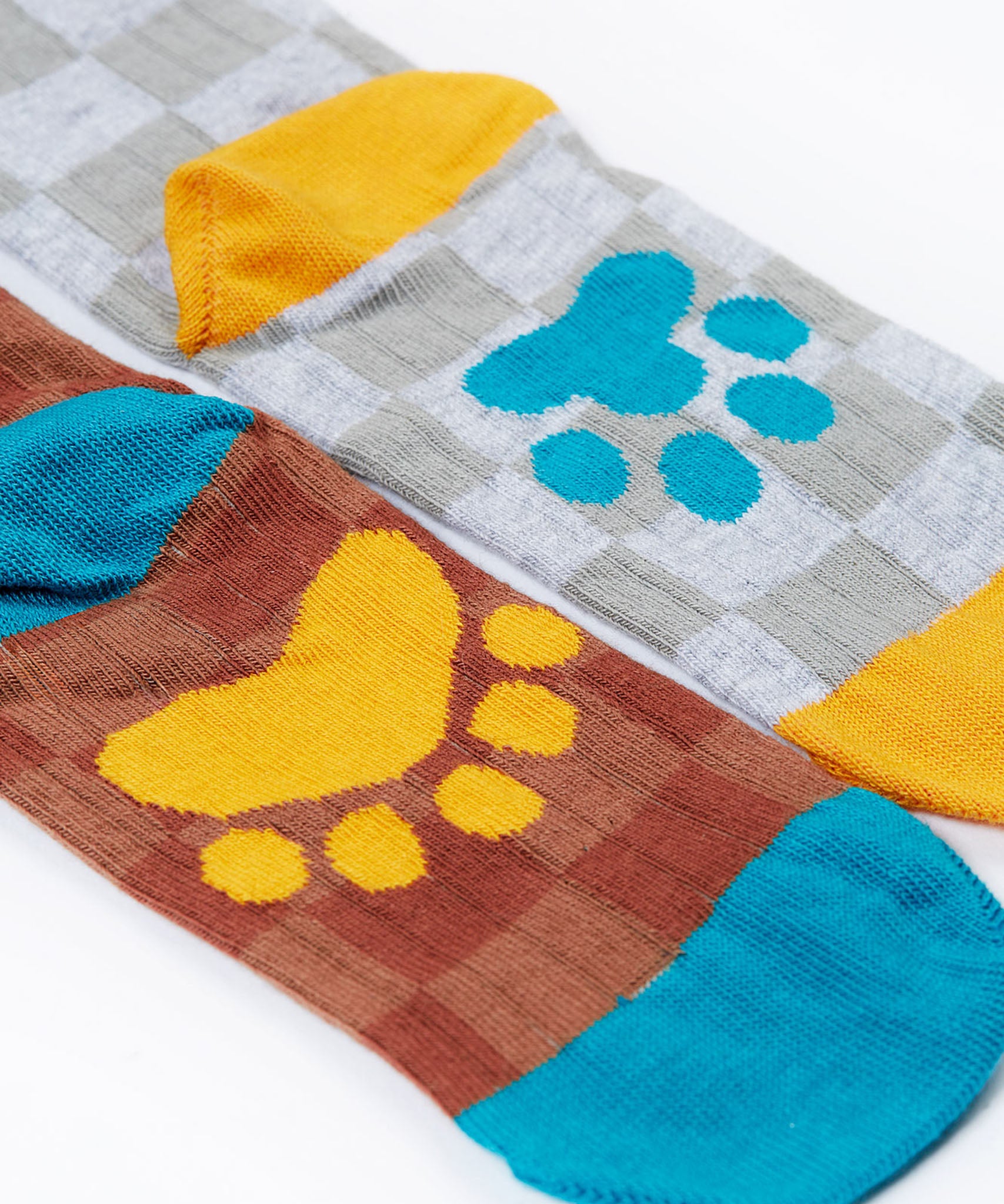 A close up of the Frugi kids beary wild character socks 2 pack showing the paw detail on the sole of each sock. 