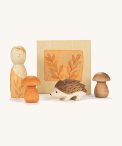Grapat / Ostheimer hello Autumn wooden set available at Babipur. Features 5 hand cut and hand painted figures and pieces including a peg doll, small decorative flower press, hedgehog and 2 Autumn  coloured mushroom pieces. 