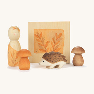 Grapat / Ostheimer hello Autumn wooden set available at Babipur. Features 5 hand cut and hand painted figures and pieces including a peg doll, small decorative flower press, hedgehog and 2 Autumn  coloured mushroom pieces. 