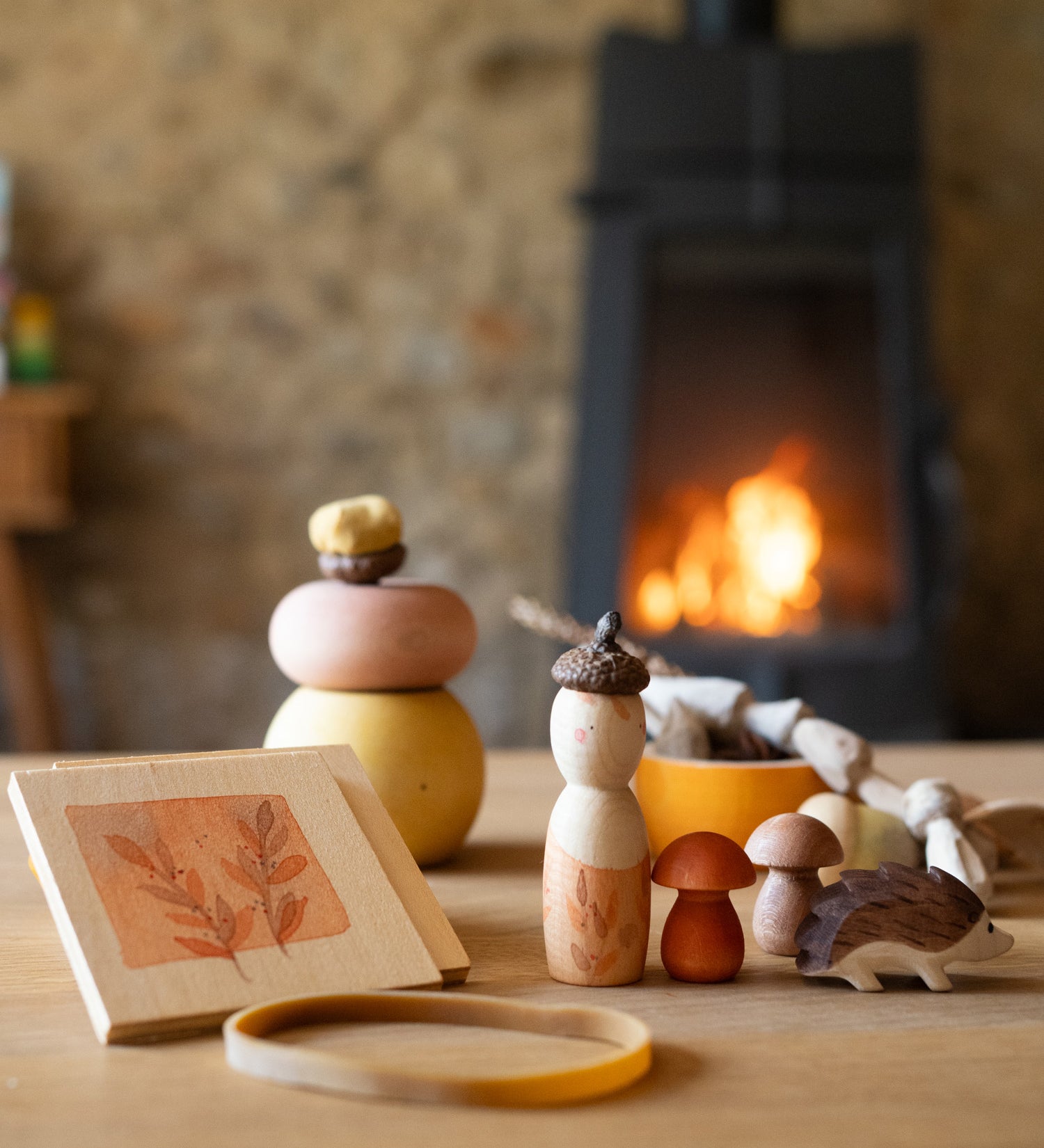 Grapat / Ostheimer hello Autumn wooden set available at Babipur. Each wooden piece is displayed in a warm cosy indoor setting
