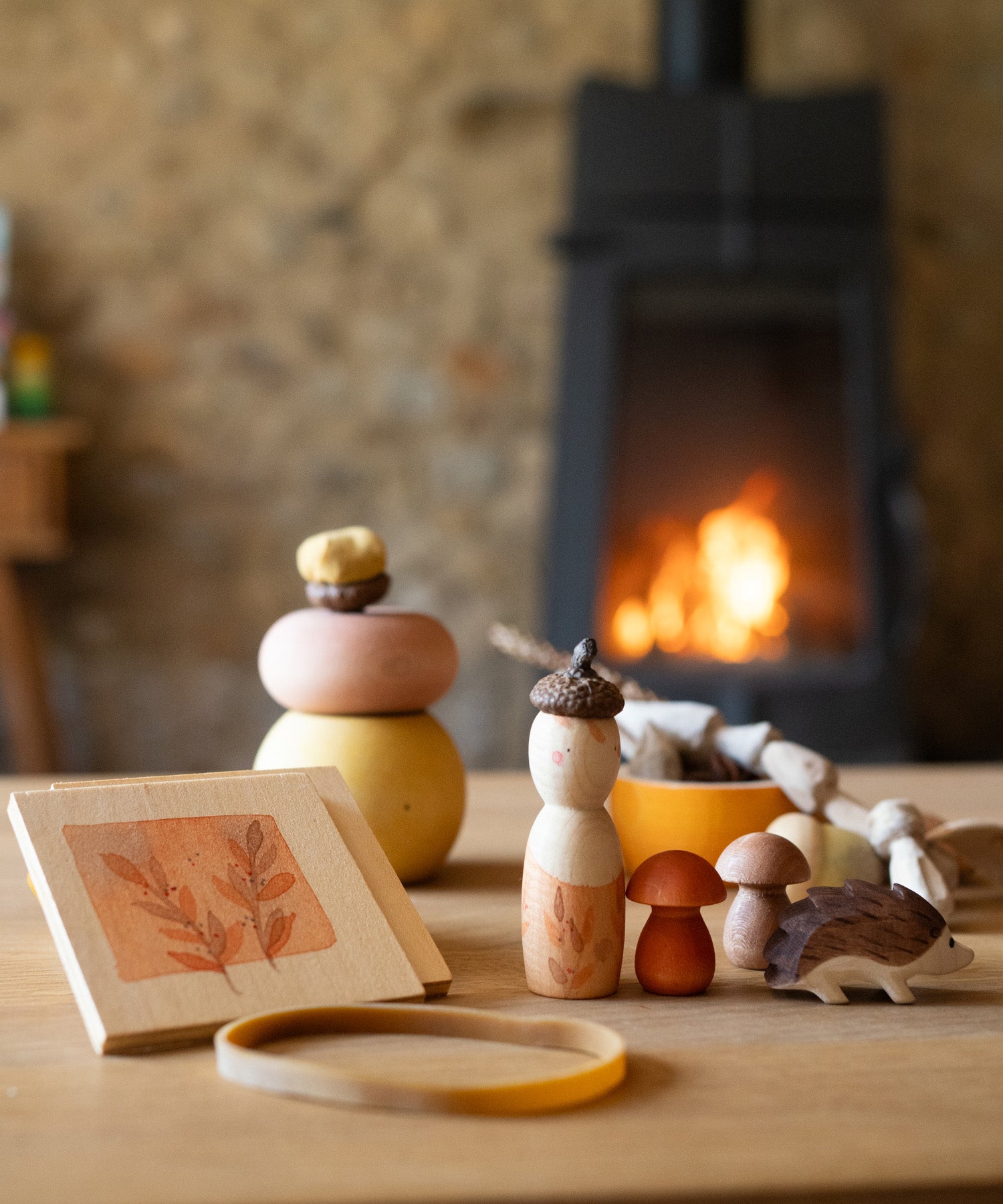 Grapat / Ostheimer hello Autumn wooden set available at Babipur. Each wooden piece is displayed in a warm cosy indoor setting