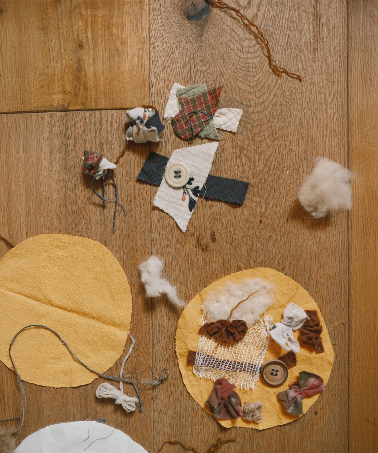 Handmade decorations made from wooden buttons pieces from the Grapat 2025 advent calendar available at Babipur