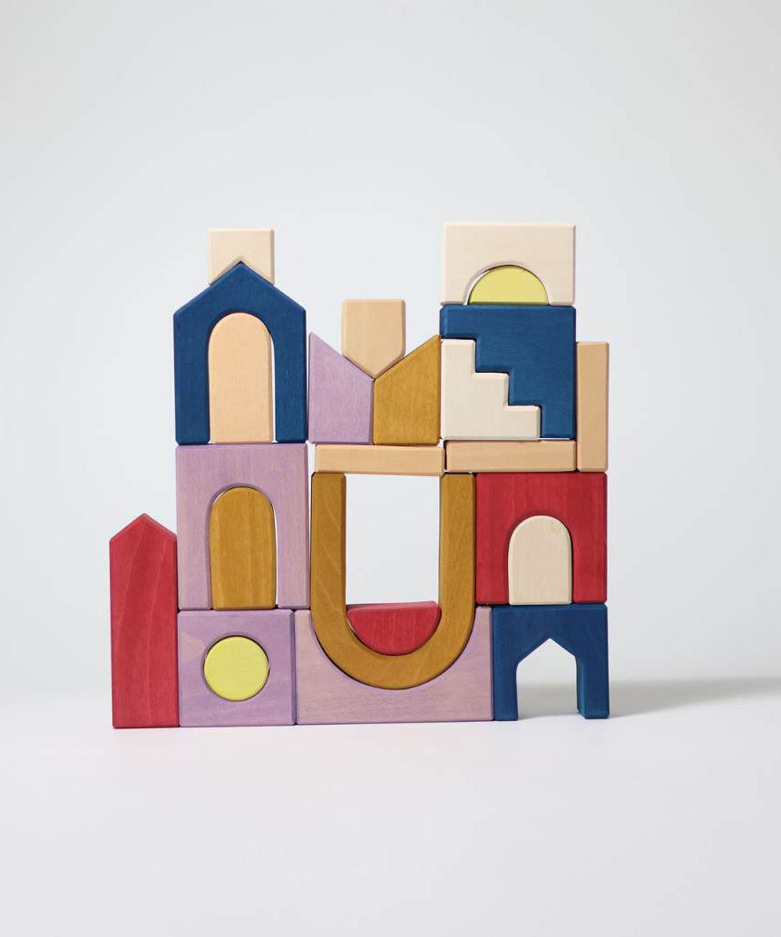 A simple stack using different Grimm's wooden pieces from  the panorama set