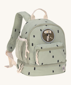Lassig kids mini olive happy print backpack available on Babipur. A pale green backpack with dark rectangular patterns and a cute dog patch on the front panel. Features padded shoulder straps, mesh side pockets and 3 zipped compartments. 