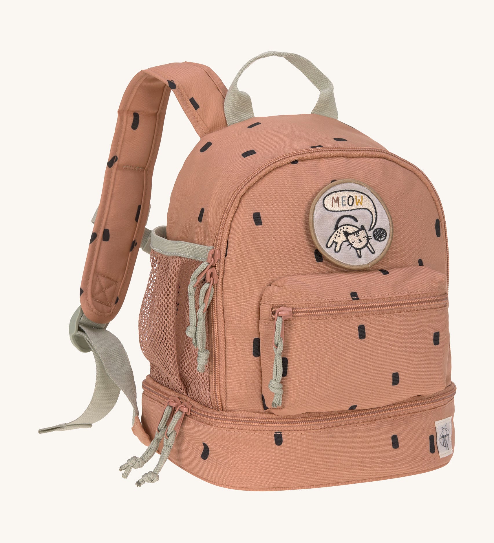 Lassig kids mini happy prints caramel pattern backpack available on Babipur. A pale brown backpack with dark rectangular patterns and a cute cat patch on the front panel. Features padded shoulder straps, mesh side pockets and 3 zipped compartments. 