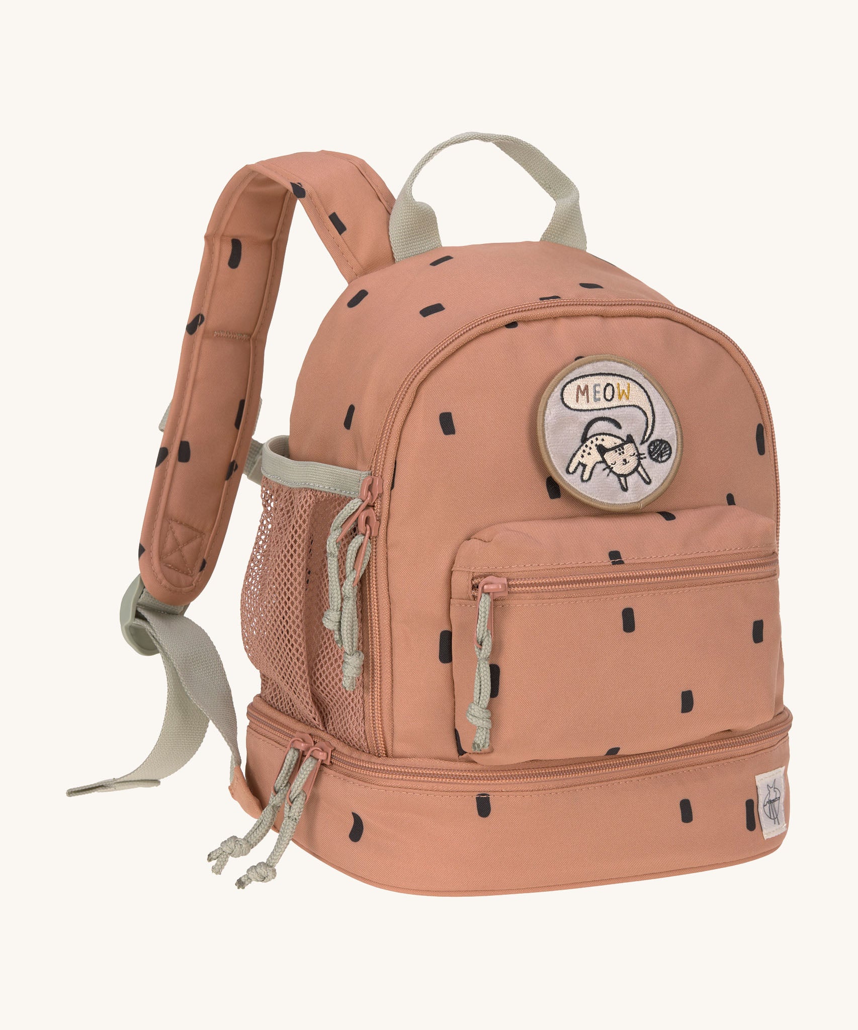 Lassig kids mini happy prints caramel pattern backpack available on Babipur. A pale brown backpack with dark rectangular patterns and a cute cat patch on the front panel. Features padded shoulder straps, mesh side pockets and 3 zipped compartments. 