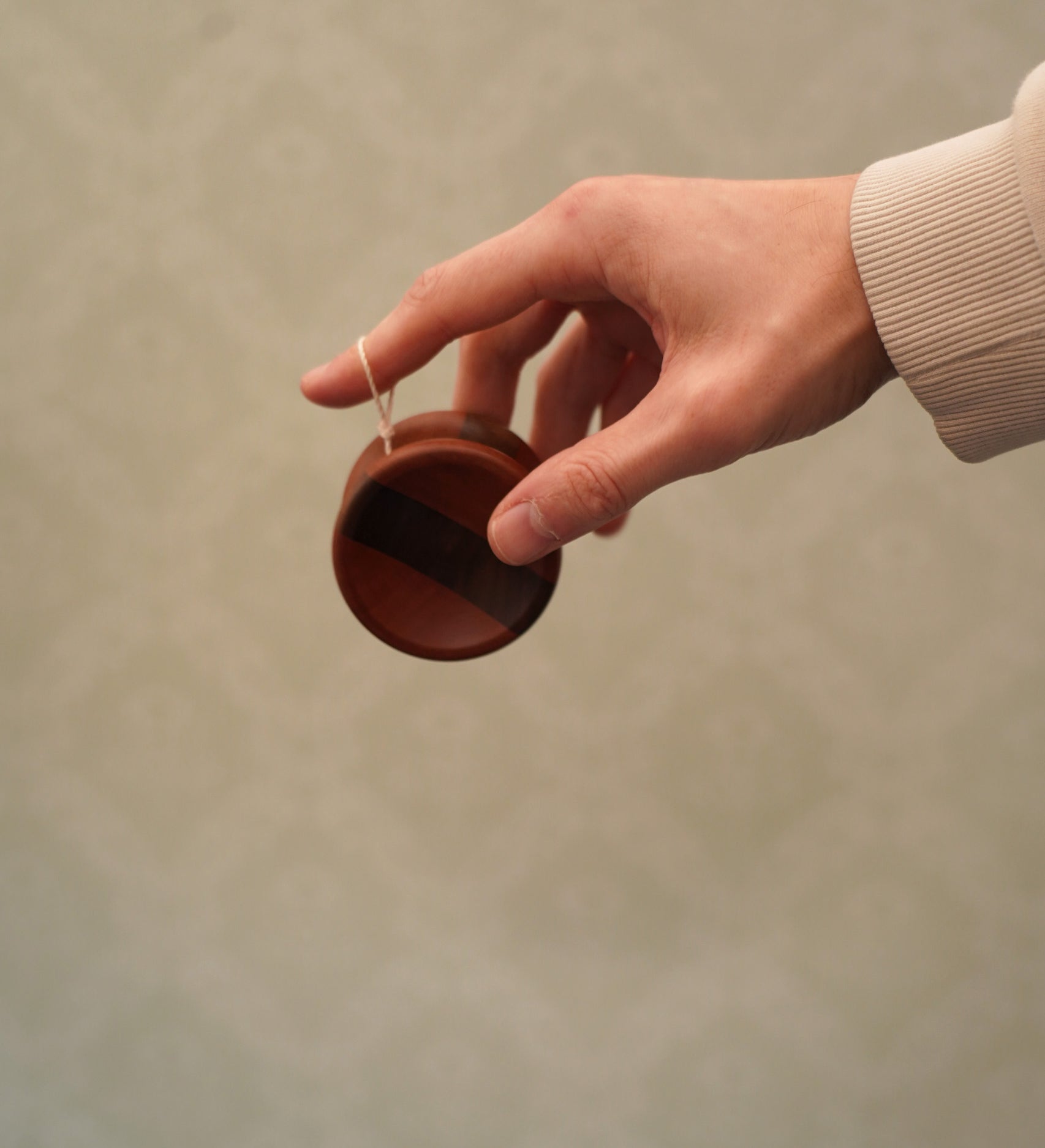 An adult hand about to throw the Mader free wheel butterfly traditional yoyo available at Babipur 