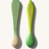 The back of the Oli & Carol 2 pack baby wooden spoons in a kale and leek design and available at Babipur. Features the brand name on the handle