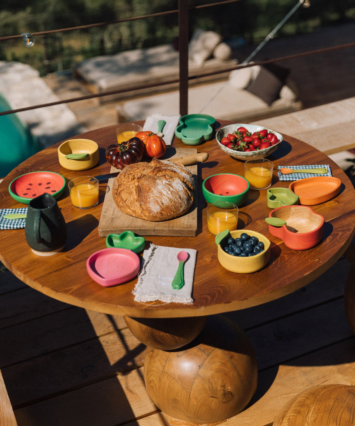 A alfresco lunch including the Oli & Caro wooden baby weaning spoons and bowl sets available at Babipur.