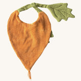 The reverse side of the Oli & Carol Cathy the carrot baby bib available at Babipur. A organic cotton bib in a shape of a orange carrot. Features a popper fastener for size adjustment. 