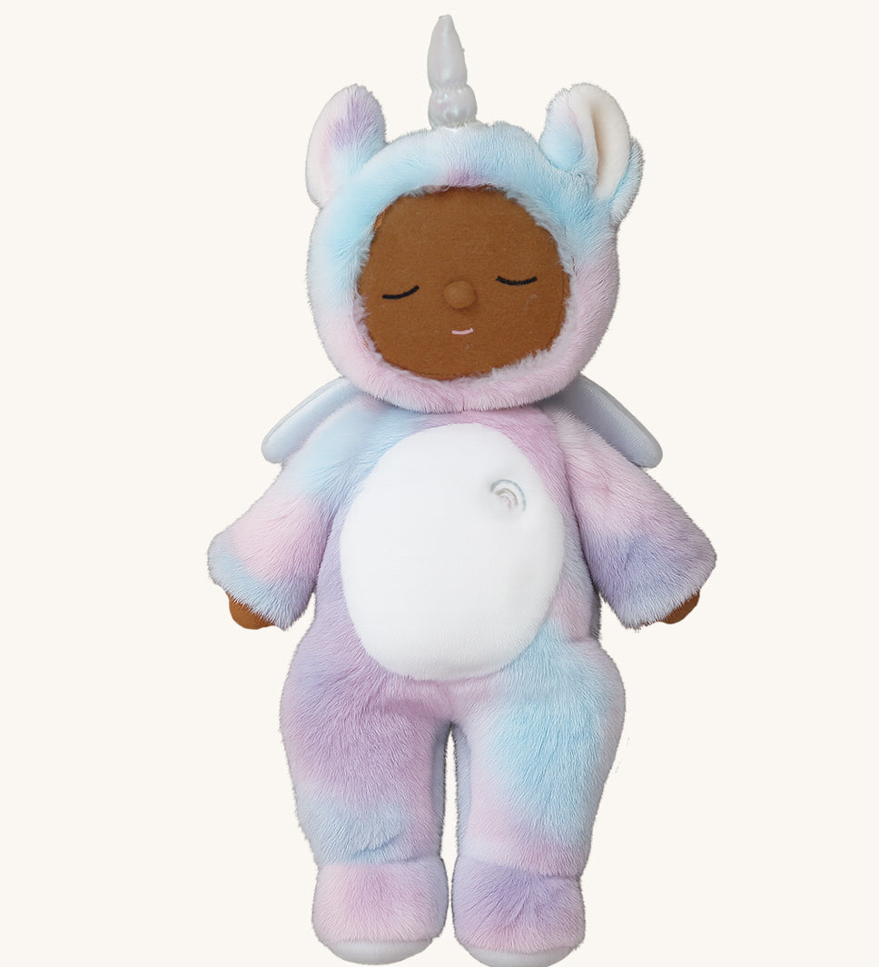 Olli Ella stardust cozy unicorn dinkum doll available at Babipur. A soft and cuddle doll in pastel colours and a white torso. Features white pegasus wings and a unicorn horn