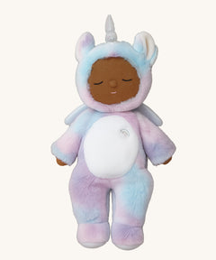 Olli Ella stardust cozy unicorn dinkum doll available at Babipur. A soft and cuddle doll in pastel colours and a white torso. Features white pegasus wings and a unicorn horn