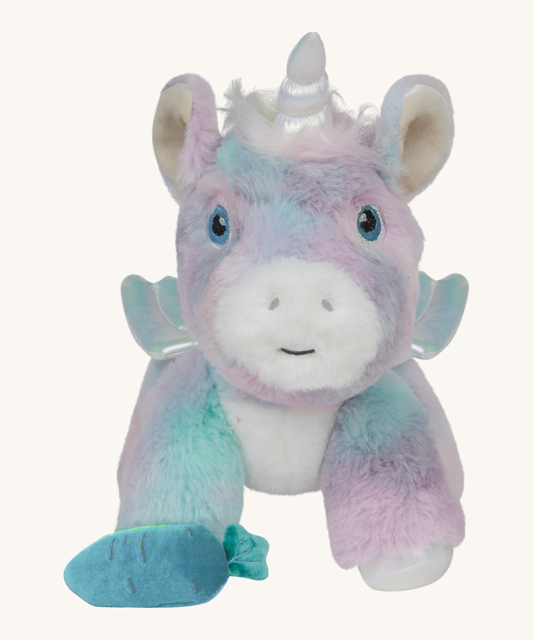 The Olli Ella dazzle unicorn dinkum. A soft and cuddly unicorn in light pastel colours. Features white pegasus wings and a unicorn horn with a blue magnetic carrot next to the leg