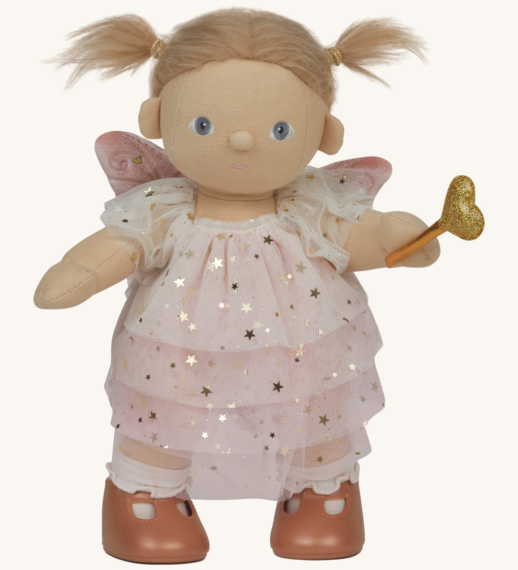 Olli Ella Willow dream dinkum doll available at Babipur. A soft doll with a cute playful face and light hair. Features a white glittery dress, gold fairy wand, brown shoes and pink fairy wings.