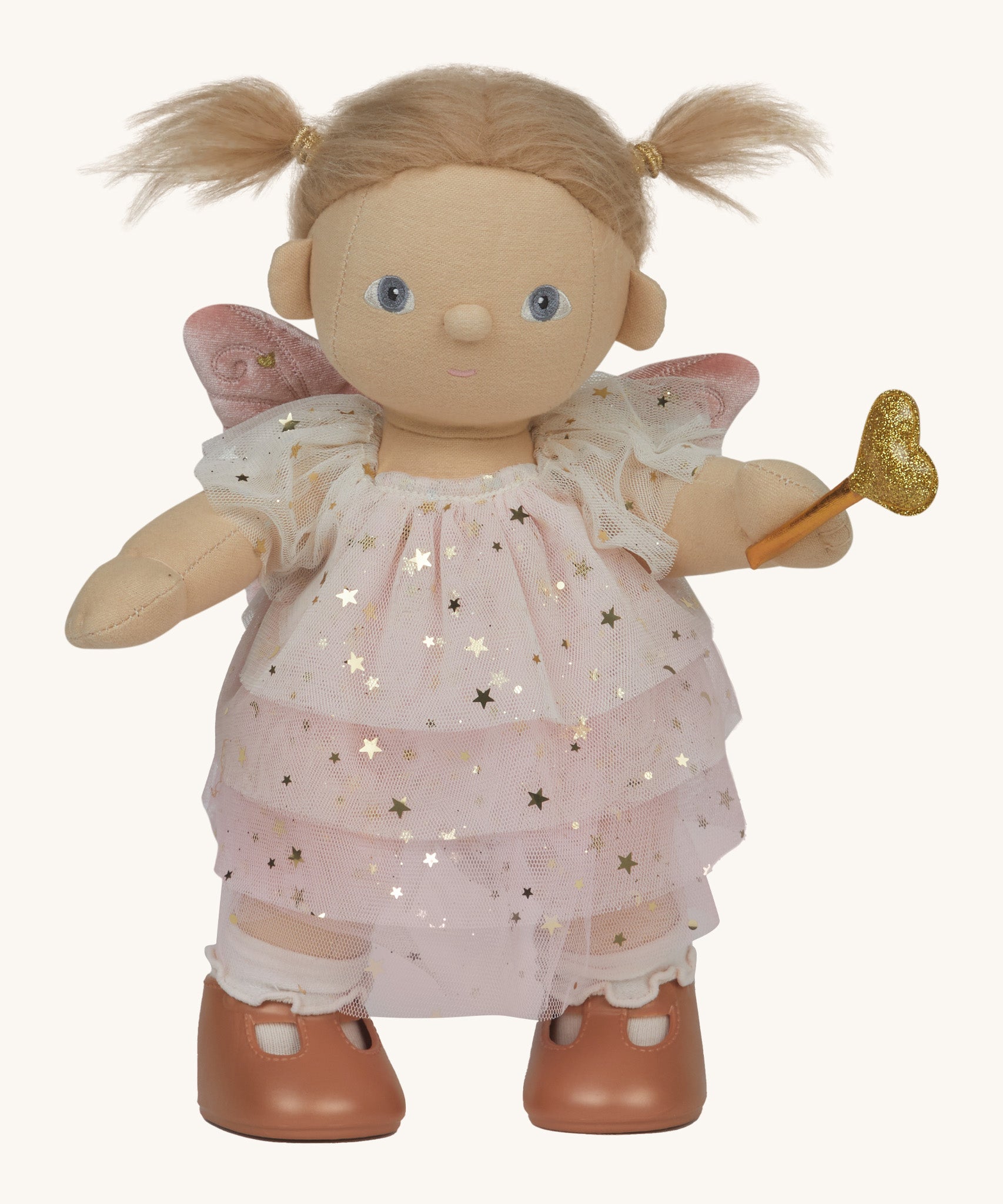 Olli Ella Willow dream dinkum doll available at Babipur. A soft doll with a cute playful face and light hair. Features a white glittery dress, gold fairy wand, brown shoes and pink fairy wings.
