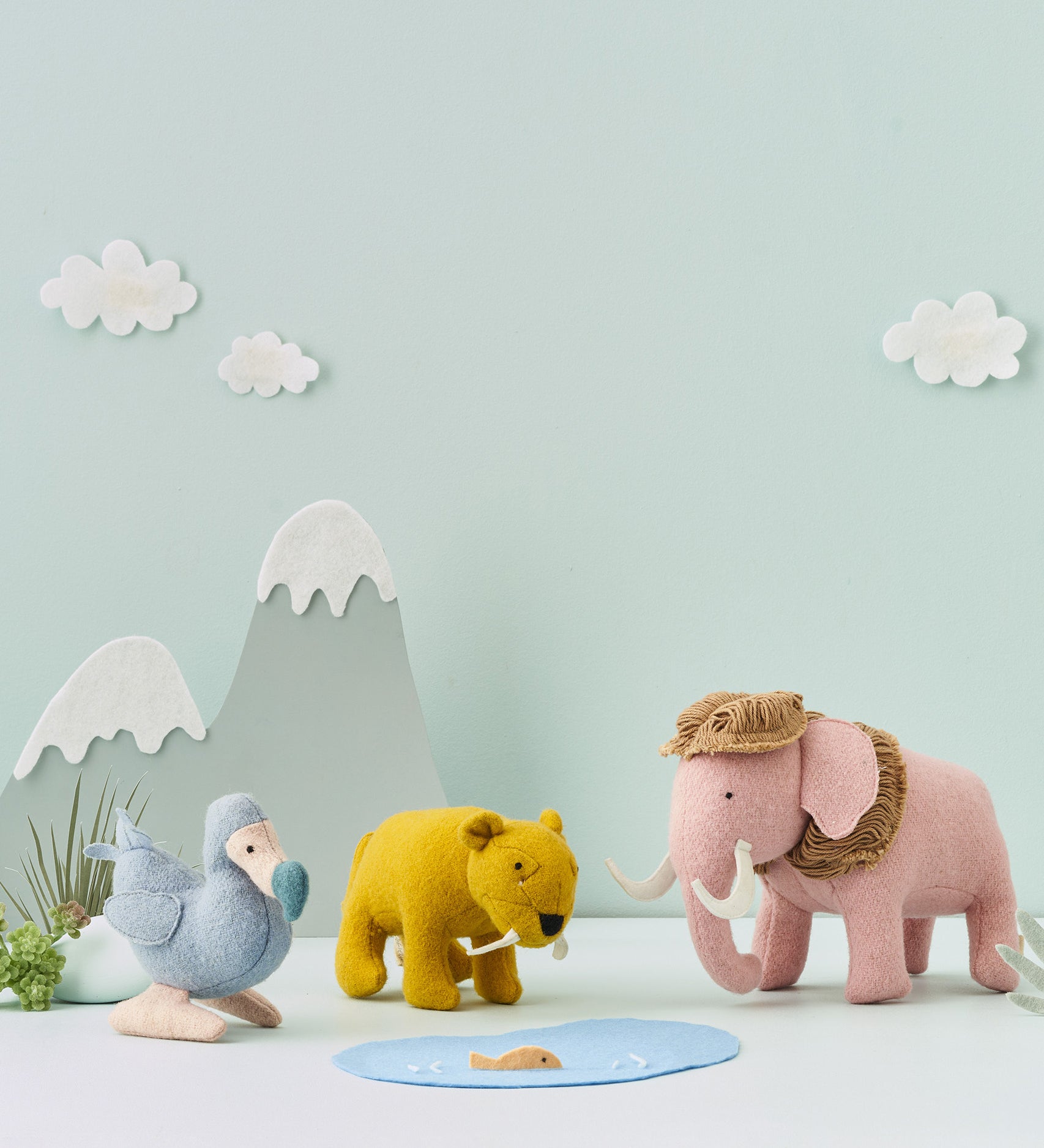 Olli Ella Holdie World Set Extinct Animals featuring 3 stuffed toys, Mammoth, Dodo and Saber Tooth Tiger - for sale at Babipur.