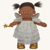 Olli Ella Freya dream dinkum doll available at Babipur. A soft doll with a cute playful face and light hair. Features a pale green glittery dress, gold fairy wand, gold shoes and pink fairy wings.