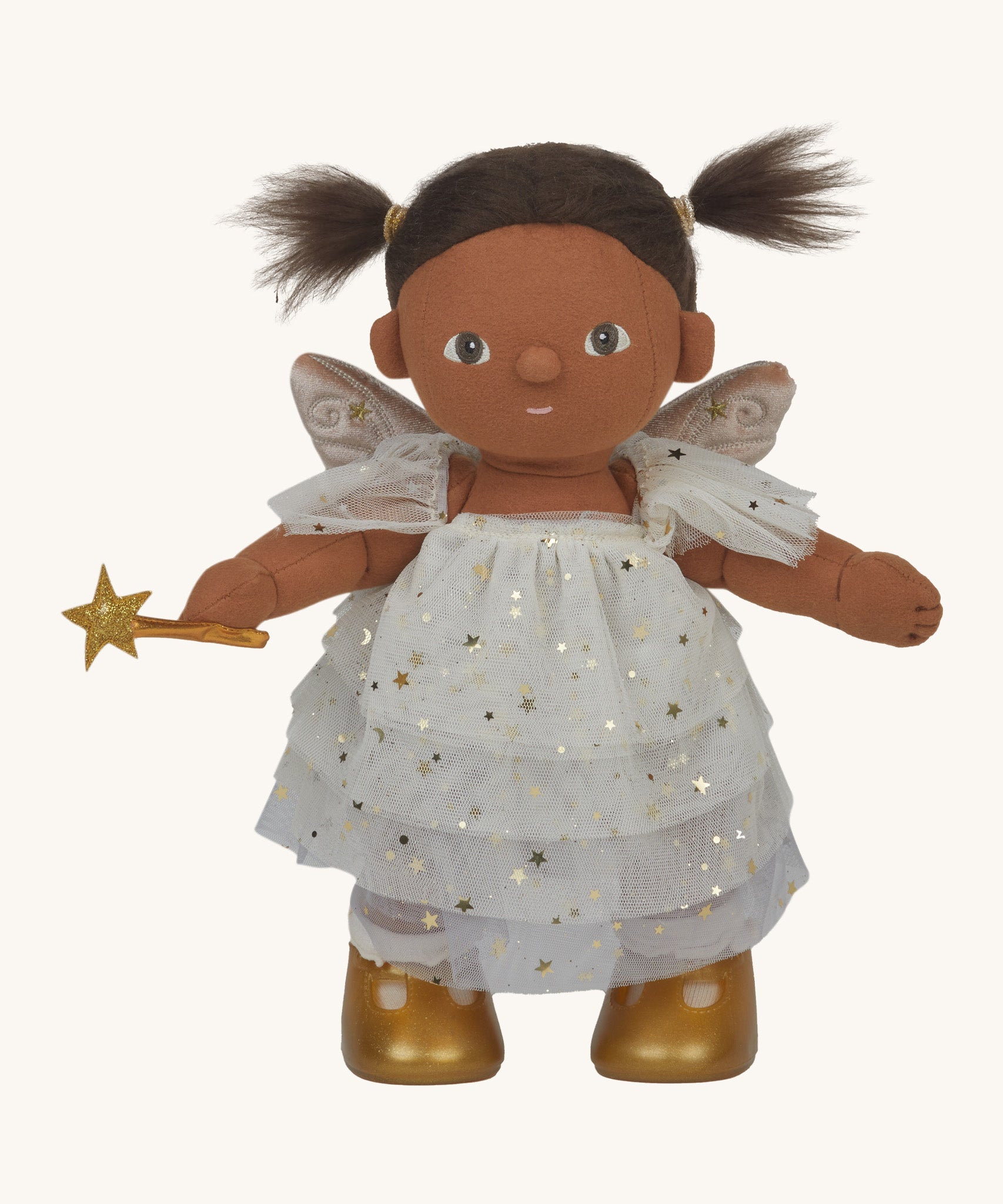 Olli Ella Freya dream dinkum doll available at Babipur. A soft doll with a cute playful face and light hair. Features a pale green glittery dress, gold fairy wand, gold shoes and pink fairy wings.