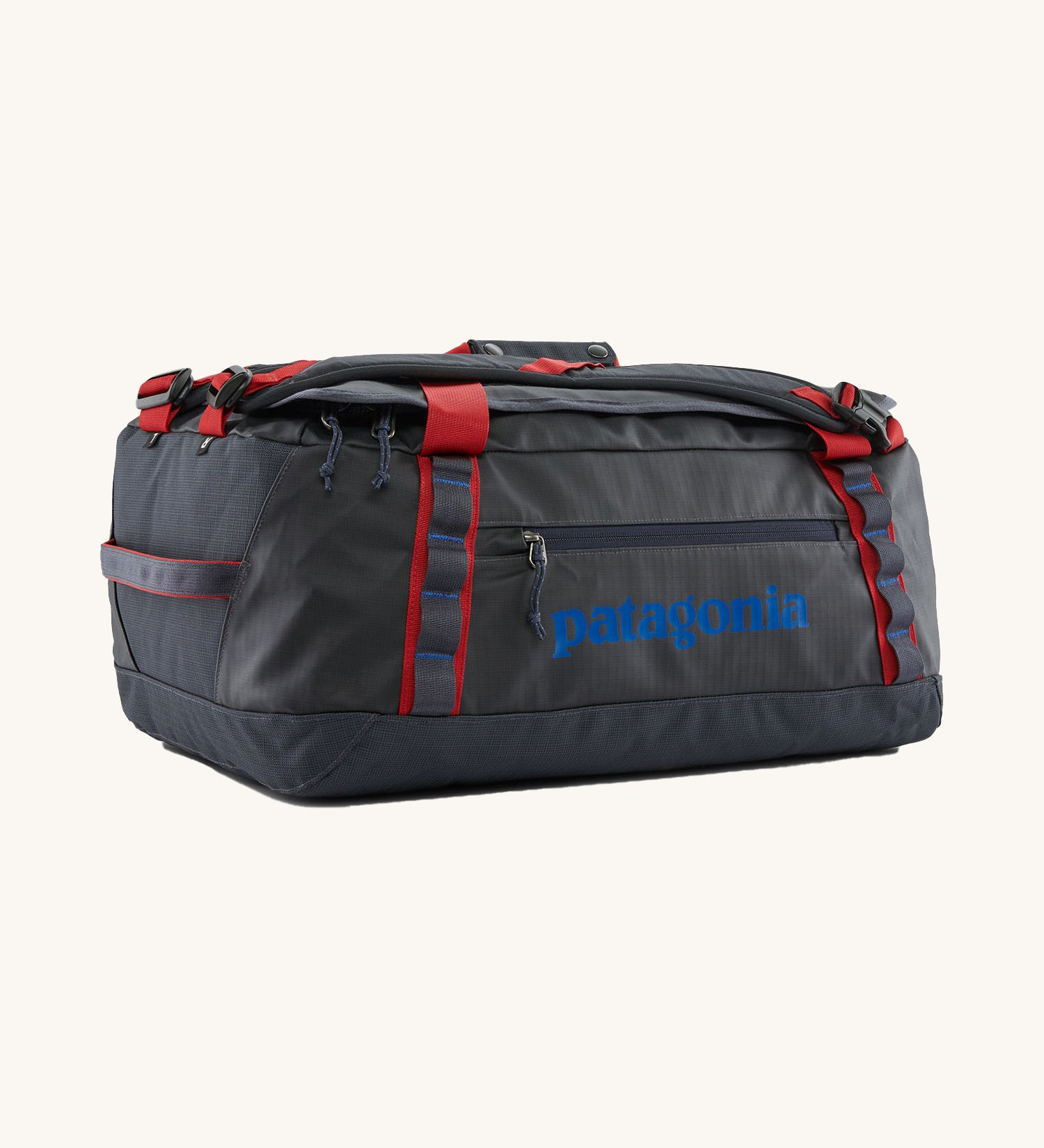 Patagonia black hole 40l duffel bag in smolder blue / amanita red available at Babipur. A dark blue bag with red trim and blue branding on the side. Features shoulders straps and a handle on the top for easy carrying.