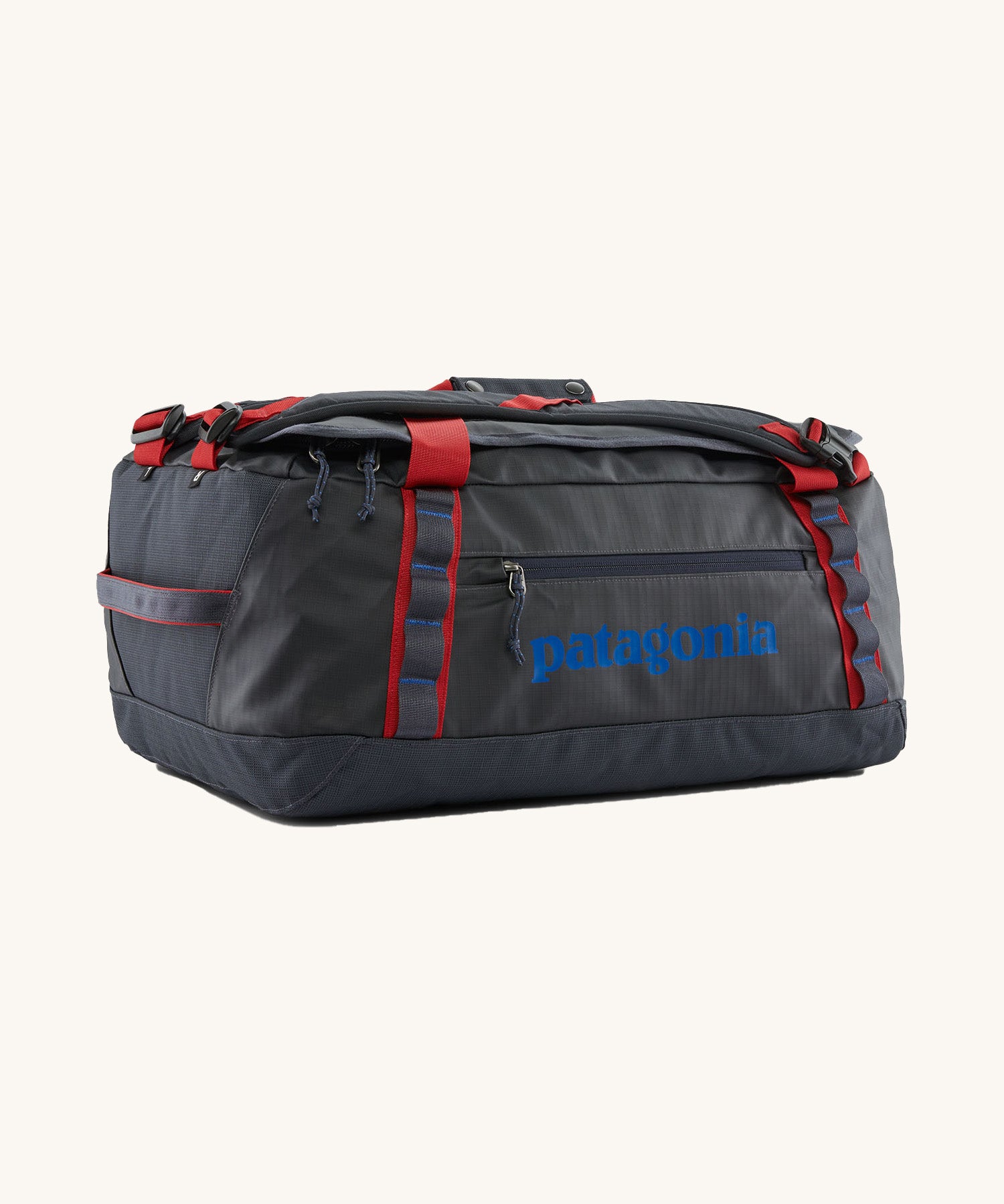 Patagonia black hole 40l duffel bag in smolder blue / amanita red available at Babipur. A dark blue bag with red trim and blue branding on the side. Features shoulders straps and a handle on the top for easy carrying.