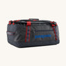 Patagonia black hole 40l duffel bag in smolder blue / amanita red available at Babipur. A dark blue bag with red trim and blue branding on the side. Features shoulders straps and a handle on the top for easy carrying.