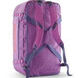 A close up of the Patagonia black hole 70L duffel bag in brisk purple available at Babipur showing the shoulder straps and carry straps detail
