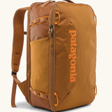Patagonia 30 litre black hole weather resistant travel backpack in rust brown. Features padded shoulder pads, zipper fasteners and mesh side pocket
