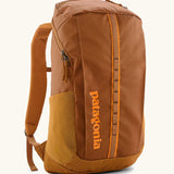 Patagonia 100% recycled polyester black hole 25 litre backpack in cinnamon brown. Features padded shoulder straps, top compartment and mesh side pockets
