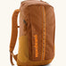 Patagonia 100% recycled polyester black hole 25 litre backpack in cinnamon brown. Features padded shoulder straps, top compartment and mesh side pockets