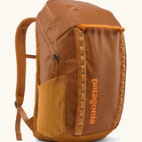 Patagonia 100% recycled polyester black hole 32 litre backpack in cinnamon brown. Features padded shoulder straps, top compartment and mesh side pockets
