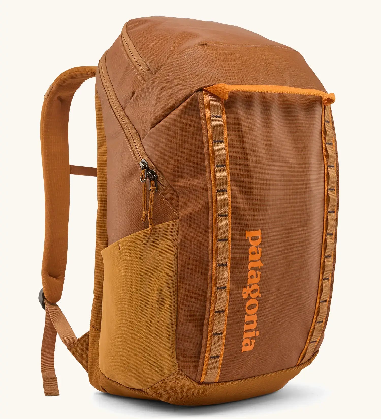 Patagonia 100% recycled polyester black hole 32 litre backpack in cinnamon brown. Features padded shoulder straps, top compartment and mesh side pockets